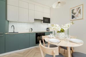 Modern Apartment with Parking and Air-Conditioning in Wrocław by Noclegi Renters