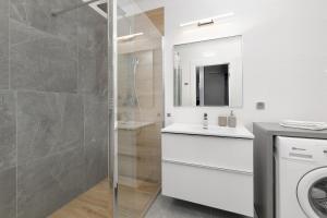 Bright Spacious Apartment with Parking Mazowiecka by Noclegi Renters