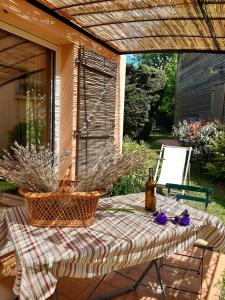 Maisons de vacances Les Merles : joli studio dans la campagne Aixoise. : Maison 1 Chambre