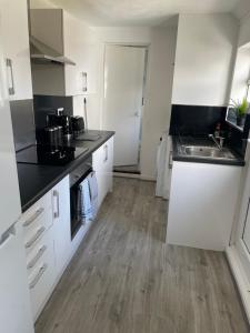 Spring Crescent Apartments - 2 Bed with Garden & Parking, Sleep 6