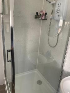 Spring Crescent Apartments - 2 Bed with Garden & Parking, Sleep 6