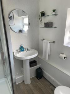 Spring Crescent Apartments - 2 Bed with Garden & Parking, Sleep 6