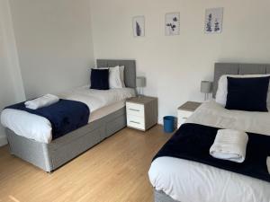 Spring Crescent Apartments - 2 Bed with Garden & Parking, Sleep 6