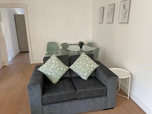 Spring Crescent Apartments - 2 Bed with Garden & Parking, Sleep 6