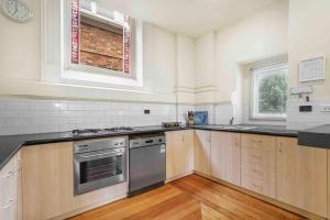 Centre of Queenscliff -Heritage Ballroom Apartment One