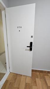 Luxo Copacabana beach, 200m da praia, Aconchegante e silencioso, portaria 24hrs, cozinha completa, banheiro grande, secador e sabonete