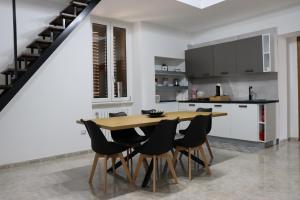 Laviano House