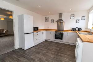 Free Driveway Parking 3 Double Bedroom House, Ideal for long term contractor, etc stays, 4 miles 11 mins drive to Nissan, 20 mins drive to Sunderland Newcastle, Fast WIFI - see Dwellcome Home Ltd site for assurance