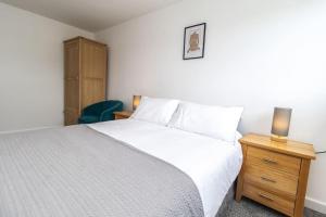 Free Driveway Parking 3 Double Bedroom House, Ideal for long term contractor, etc stays, 4 miles 11 mins drive to Nissan, 20 mins drive to Sunderland Newcastle, Fast WIFI - see Dwellcome Home Ltd site for assurance