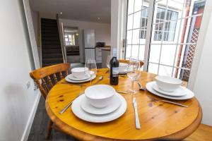 Free Driveway Parking 3 Double Bedroom House, Ideal for long term contractor, etc stays, 4 miles 11 mins drive to Nissan, 20 mins drive to Sunderland Newcastle, Fast WIFI - see Dwellcome Home Ltd site for assurance