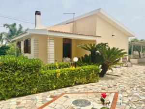 Garden Paradise near the sandy beach, parking & wifi