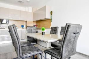 Nomad Friendly Modern Complex Next to Metro