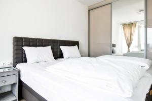 Nomad Friendly Modern Complex Next to Metro