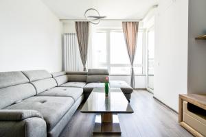 Nomad Friendly Modern Complex Next to Metro