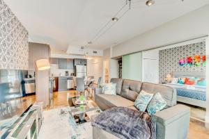 Luxury 2BR Condo - King Bed - Stunning City Views