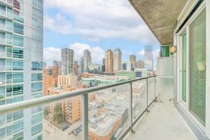 Luxury 2BR Condo - King Bed - Stunning City Views