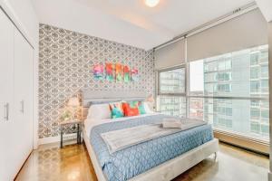 Luxury 2BR Condo - King Bed - Stunning City Views