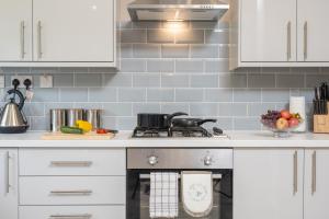 Stunning 5 Bed House - Central Solihull, NEC, Bham Airport, Business and Leisure Stays