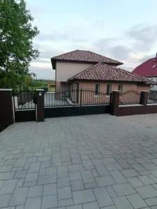 Villa Leona - 沃尼奥尔茨沃什海吉