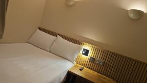 Ensuite Single Room without Window room in Exhibition Court Hotel 4