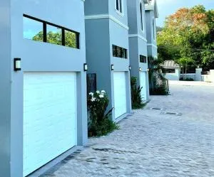 Modern Decor Apt Near Airport With Beach Club Access - Ironshore