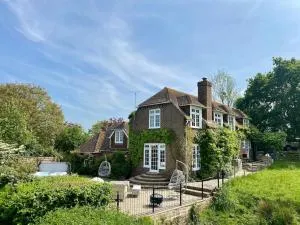 Idyllic Country House for Intimate and Large Gatherings, Hot tub, Games Room, Tranquil Setting, Views, Vineyards, Dogs - Snargate