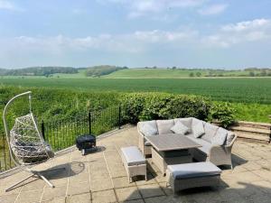 Idyllic Country House for Intimate and Large Gatherings, Hot tub, Games Room, Tranquil Setting, Views, Vineyards, Dogs