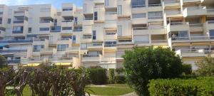 Studio vue port à 50m plage