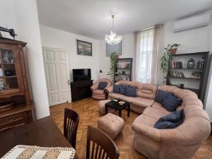 Aristocratic 2bdrm Central Apartment