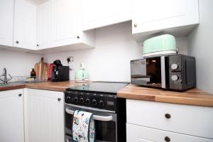 Little Gem in the Mumbles! Fishermans Cottage with Log Burner, Dog friendly and Welcome Breakfast Hamper!