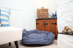 Little Gem in the Mumbles! Fishermans Cottage with Log Burner, Dog friendly and Welcome Breakfast Hamper!
