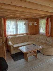 Chaloupka u potůčku