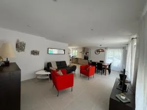 Chez Camille appartement spacieux 75m2 climatisation wifi parking terrasse et cour privative a 50 m de la plage - Le Grau-du-Roi