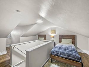 Bloomfield, Pittsburgh Bright and Spacious TWO Bedroom Apt with Free Parking