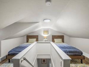 Bloomfield, Pittsburgh Bright and Spacious TWO Bedroom Apt with Free Parking