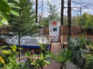 Bateau sur terre près du bassin - Avezac-Prat