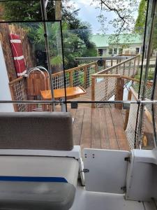 Bateaux Bateau sur terre pres du bassin : photos des chambres