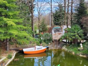 Bateaux Bateau sur terre pres du bassin : photos des chambres