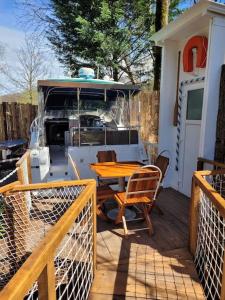 Bateaux Bateau sur terre pres du bassin : photos des chambres