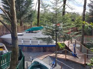 Bateaux Bateau sur terre pres du bassin : photos des chambres