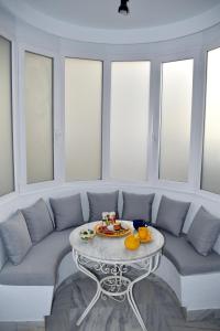One&lux Marbella House - Bright Beachfront Duplex with Parking, Pool & Gym