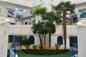 One&lux Marbella House - Bright Beachfront Duplex with Parking, Pool & Gym