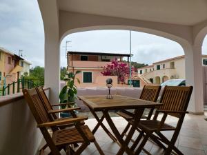 House Aenjoy - Appartamento con veranda a pochi minuti da Cala Liberotto