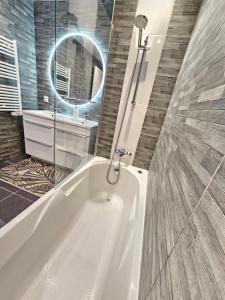 Appartements Mandelieu vacances RDC jardin, piscine, parking 2 chambres : photos des chambres