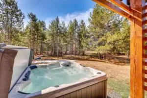Donnelly Cabin with Hot Tub Less Than 1 Mi to Boulder Creek! - Donnelly