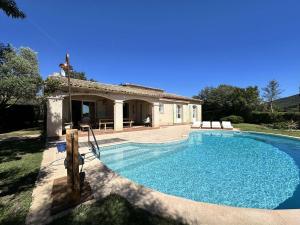 Villas L-Oulivo, Villa pour 10 personnes avec piscine privee dans le Domaine de Valcros a La Londe-les-Maures : photos des chambres