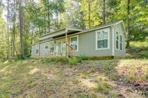 Cozy Demorest Cottage Fire Pit and Porch - Demorest