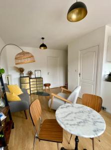 Appartements 35m2 a la Madeleine: Salon, Cuisine & sdb prives : photos des chambres