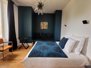 B&B / Chambres d'hotes Chateau Bernon Maison d Hotes - Piscine et SPA : photos des chambres