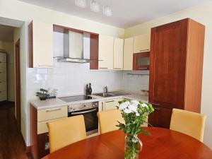 Apartment Mirna, 2-bedroom Apartment, Overlooking the Beach